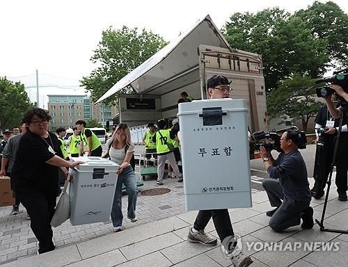 개표소로 도착하는 투표함
