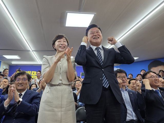출구조사 결과에 환호하는 신용한 당선인 부부