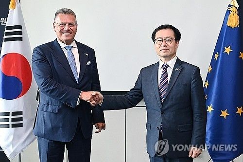 여한구 산업통상부 통상교섭본부장이 지난 4월 17일 서울 종로구 포시즌스호텔에서 열린 제13차 한-EU FTA 무역위원회 및 제1차 차세대전략대화에서 마로시 세프초비치 EU 무역·경제안보 집행위원과 기념 촬영하고 있다. 2026.4.17 [산업통상부 제공. 재판매 및 DB 금지]