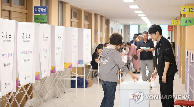 투표소가 된 학교 복도