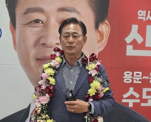 꽃다발 목에 두른 국민의힘 신영재(60) 홍천군수 당선인