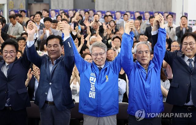 출구조사 결과에 만세하는 민형배 후보