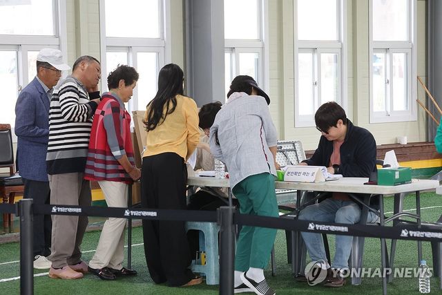 늘어선 투표소 줄
