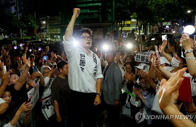 한동훈 '주먹 불끈'
