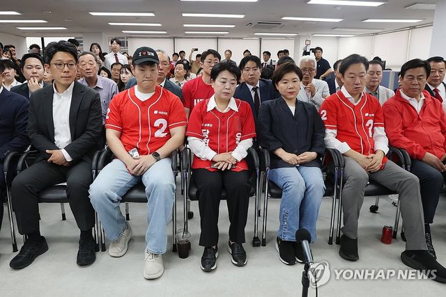 출구조사 결과 방송 지켜보는 오세훈 후보 캠프 관계자들