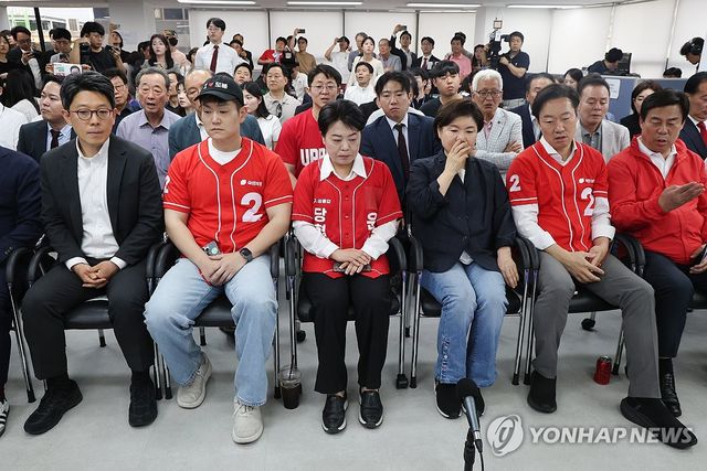 출구조사 결과 방송 지켜보는 오세훈 후보 캠프 관계자들
