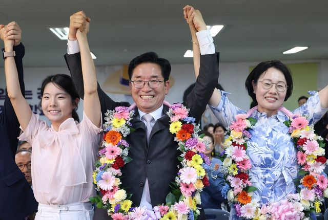 손 들어 기뻐하는 윤건영 당선인