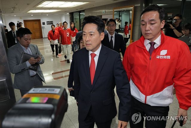중앙선관위원장실 항의방문하는 장동혁 선대위원장