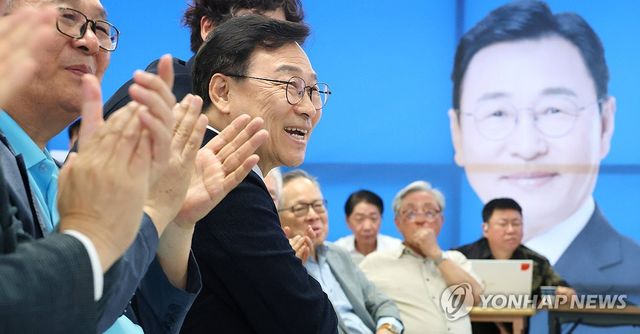 지지자들과 기뻐하는 정근식 후보