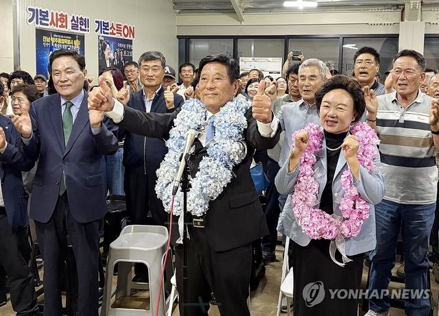 조상래 곡성군수 후보 '당선'에 환호