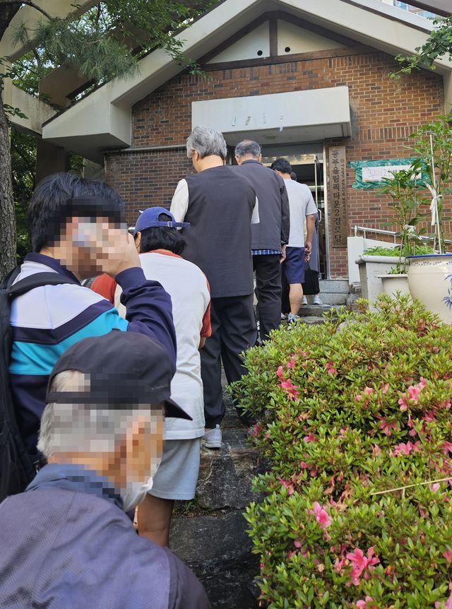 해운대구 우2동 동부올림픽타운 경로당에 마련된 투표소 모습