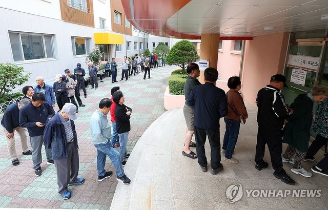 줄지어 투표 기다리는 유권자들