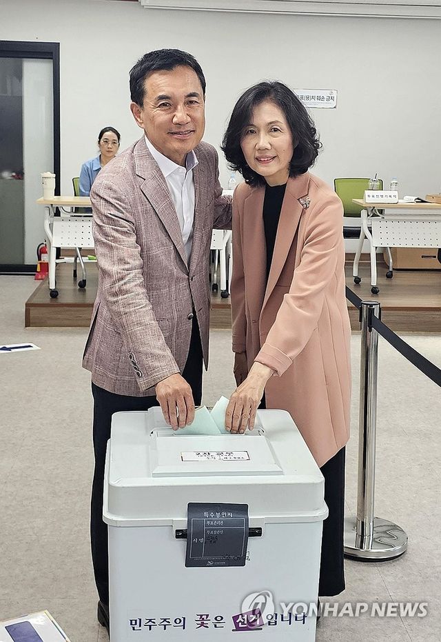 투표하는 김진태 강원도지사 후보