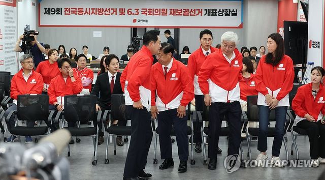 출구조사 발표 뒤 당사 떠나는 장동혁 상임선대위원장