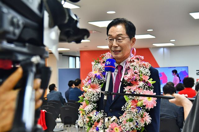 임종식 경북도교육감 당선인과 배우자