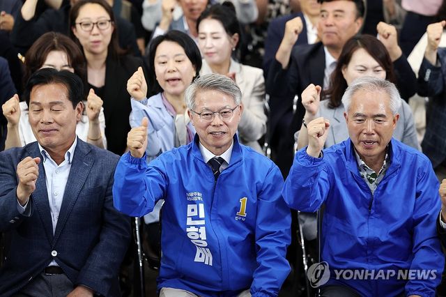 환호하는 민형배 전남광주통합특별시장 후보
