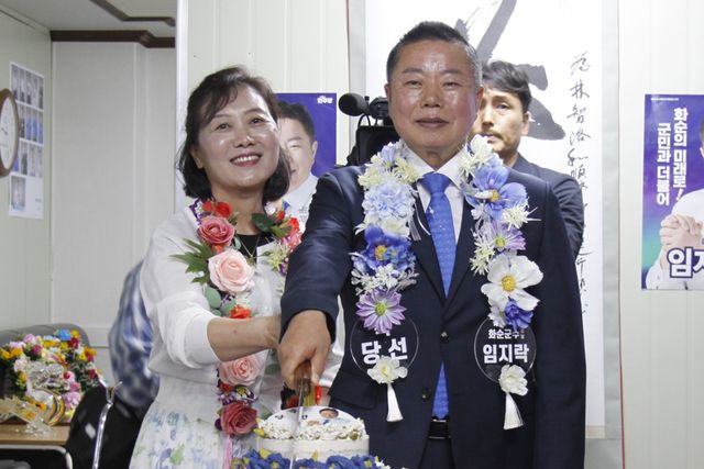 축하 케이크 자르는 임지락 전남 화순군수 당선인