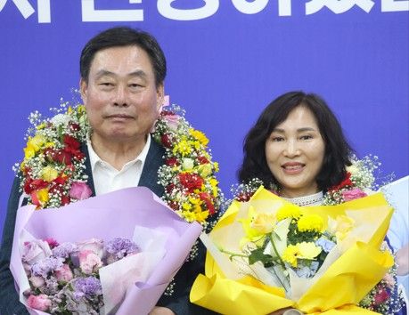 김산 무안군수 당선인(왼쪽)