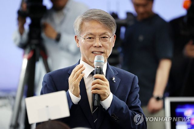 당선 소감 전하는 민형배 후보