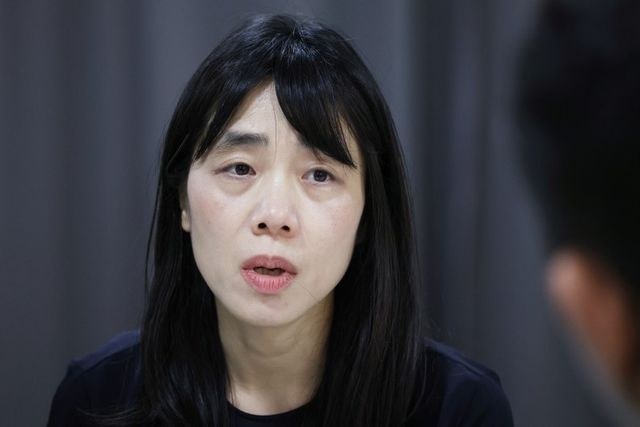 인터뷰하는 김숨 작가