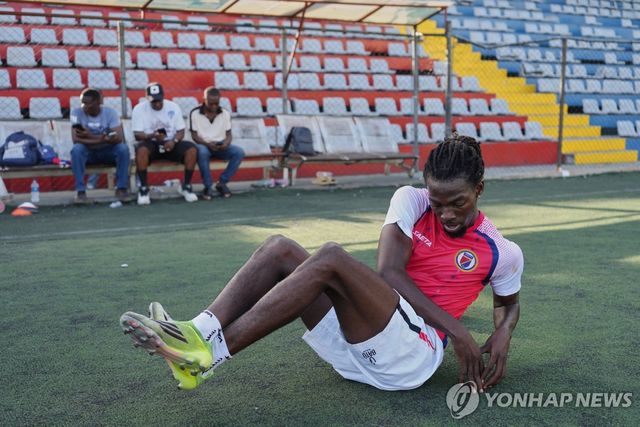 개인 훈련하던 아이티 축구대표 피에르.