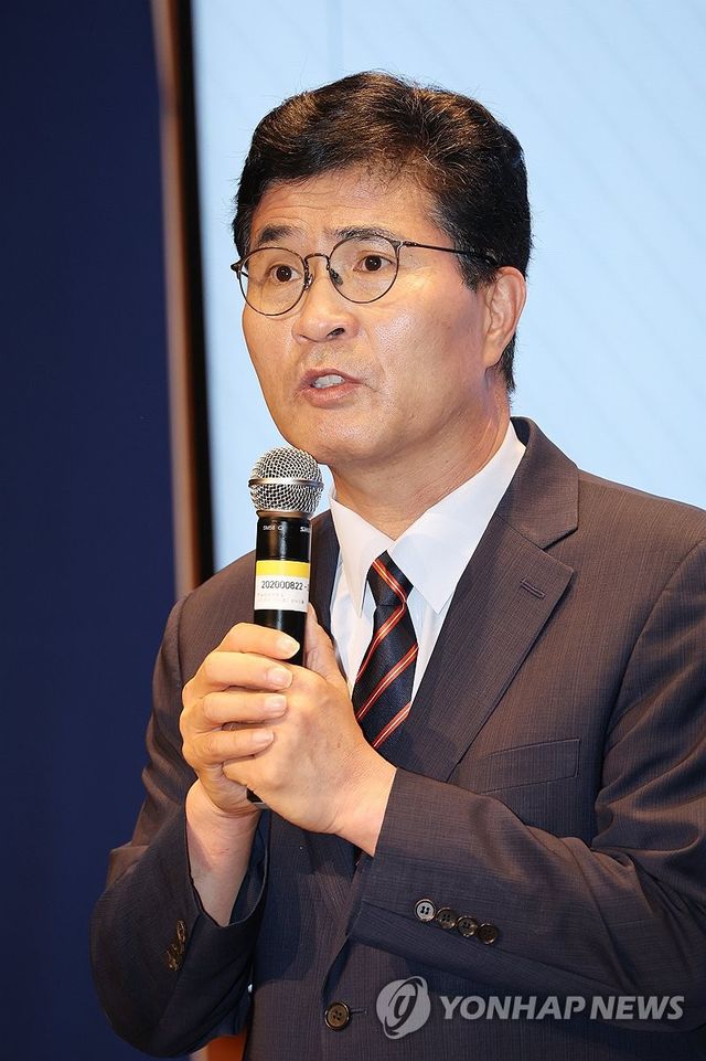 발언하는 이원택