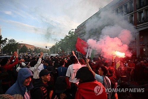 모로코가 승부차기 혈투 끝에 네덜란드를 꺾고 16강에 진출하자 30일 네덜란드 헤이그에서 모로코계 주민들이 환호하고 있다. [AP=연합뉴스. 재판매 및 DB 금지]