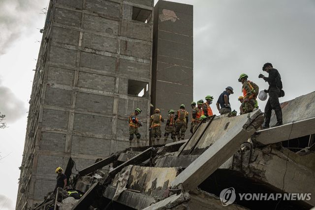 베네수엘라 강진 피해 현장에서 실종자 수색하는 구조대