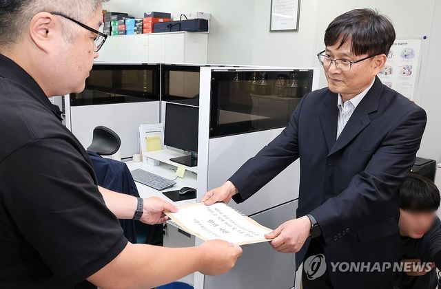 "스타벅스 가야지" 조롱에 항의서한 전달하는 이규연 교장