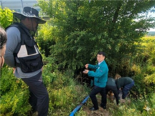 오염수 제거현장 확인하는 원종민 서북구청장(중앙)