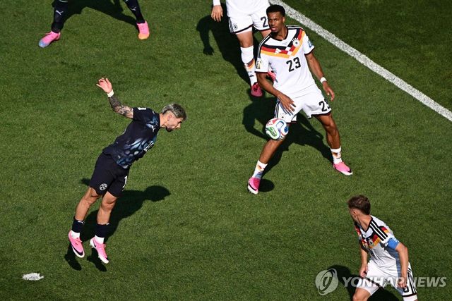 파라과이 엔시소(왼쪽)의 헤딩 선제골 순간.