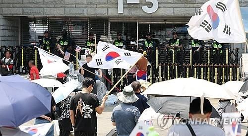 더위 속 봉쇄 시위 계속