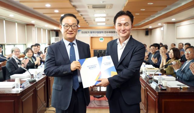 인수위원회 보고서를 함께 든 권대중 인수위원장과 류삼영 당선인(오른쪽)