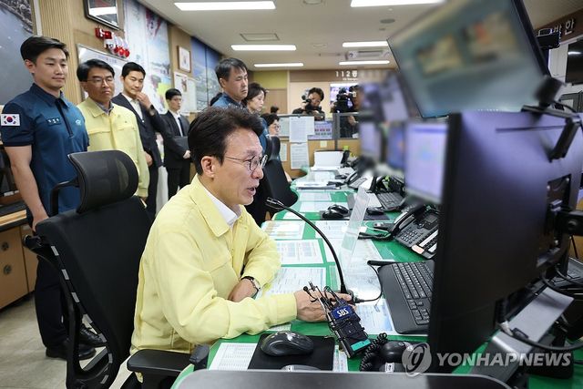 경찰 근무자 격려하는 김민석 국무총리