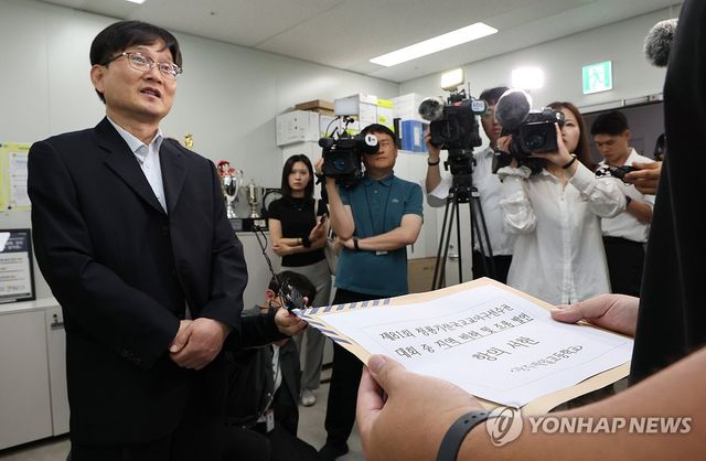"스타벅스 가야지" 조롱에 항의서한 전달하는 이규연 교장