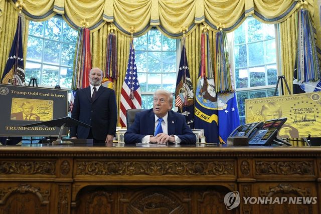 금색으로 화려하게 작성된 백악관 내부와 도널드 트럼프 대통령
