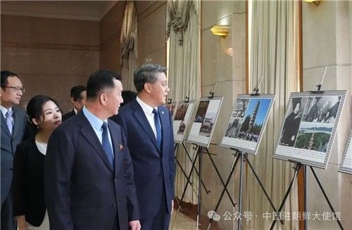 사진전 관람하는 문성혁 부부장(오른쪽에서 두번째)과 왕야쥔 대사(오른쪽 첫번째)