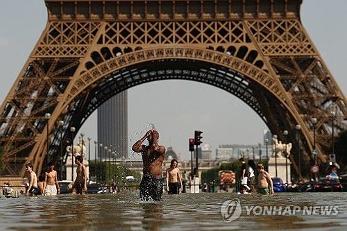 에펠탑 인근 트로카데로 분수에서 열을 식히는 사람들