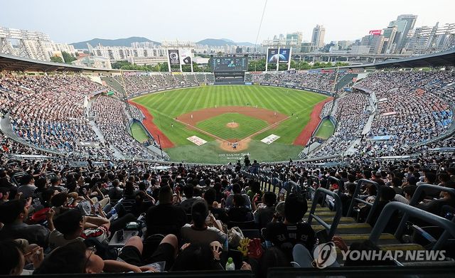 2026 프로야구가 역대 최소 경기 700만 관중을 돌파했다. 