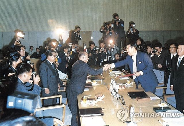1972년 8월 평양에서 열린 남북적십자 1차 본회담 합의서 교환 모습