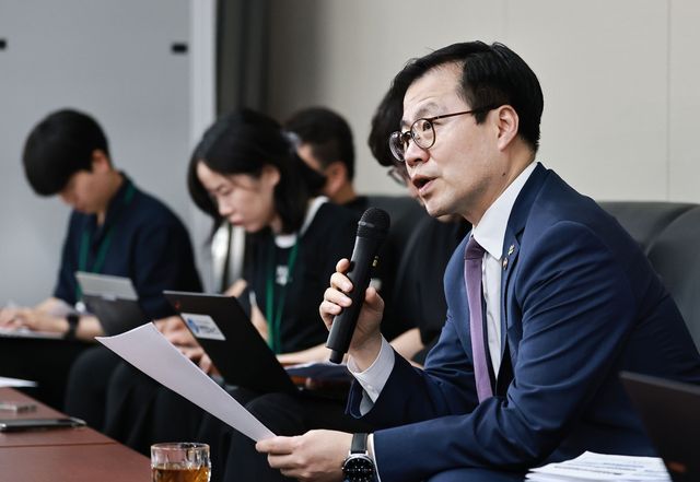 브리핑하는 여한구 산업통상부 통상교섭본부장