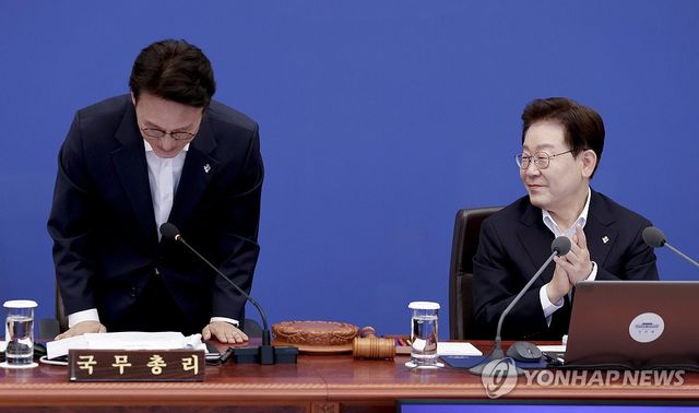 김민석 총리에게 박수 보내는 이재명 대통령