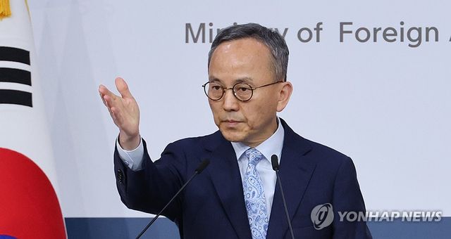 질문받는 박일 외교부 대변인