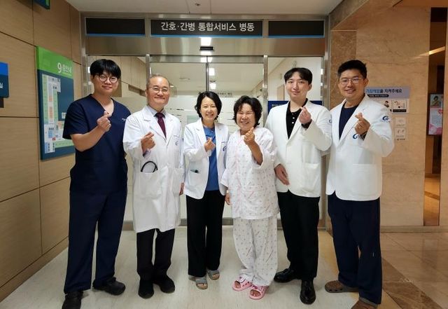 길병원 의료진과 기념사진 찍는 환자(왼쪽 네 번째)