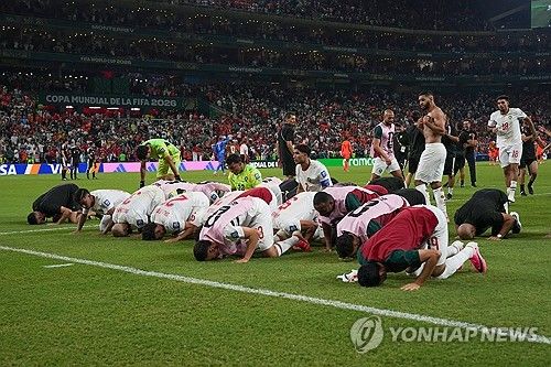 승리 자축하는 모로코 축구 대표팀
