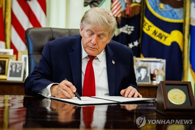행정명령 서명하는 트럼프 대통령