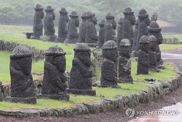 빗속의 제주 돌하르방