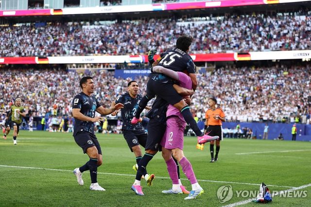 승부차기에서 승리한 후 골키퍼 힐과 얼싸안고 기뻐하는 파라과이 선수들.