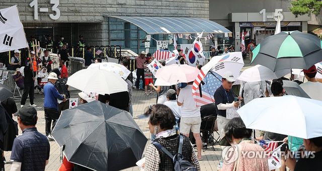 더위 속 봉쇄 시위 계속