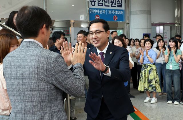 30일 직원과 인사하는 박희조 대전 동구청장